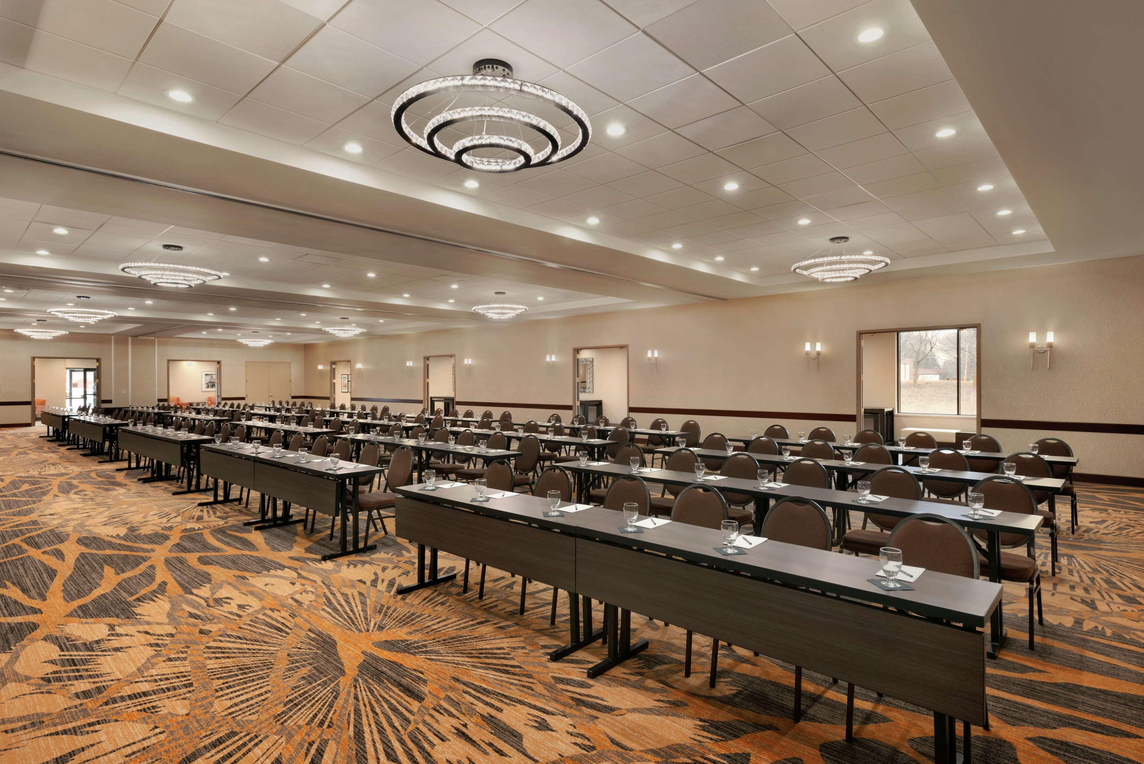 Embassy Suites By Hilton Milwaukee Брукфийлд Екстериор снимка