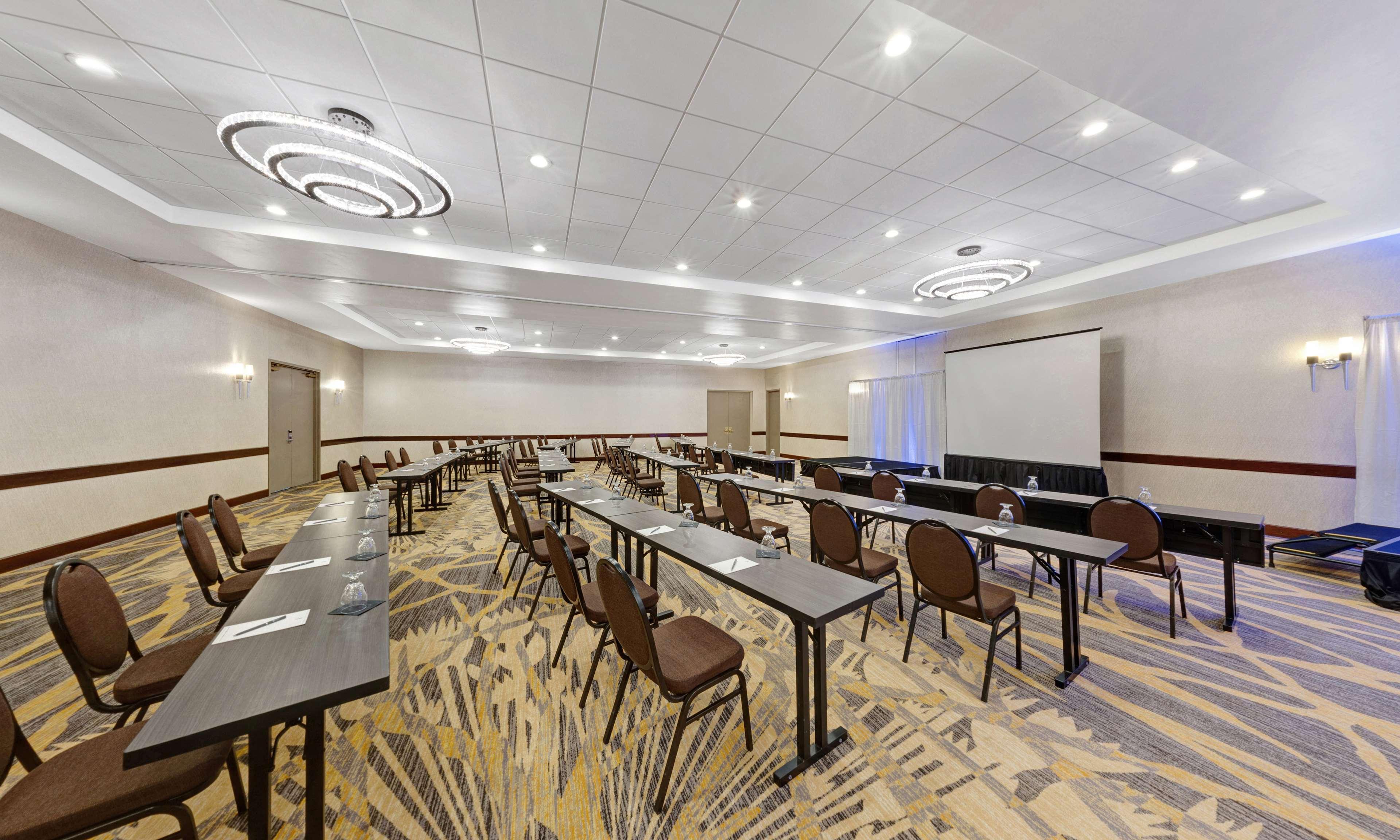 Embassy Suites By Hilton Milwaukee Брукфийлд Екстериор снимка