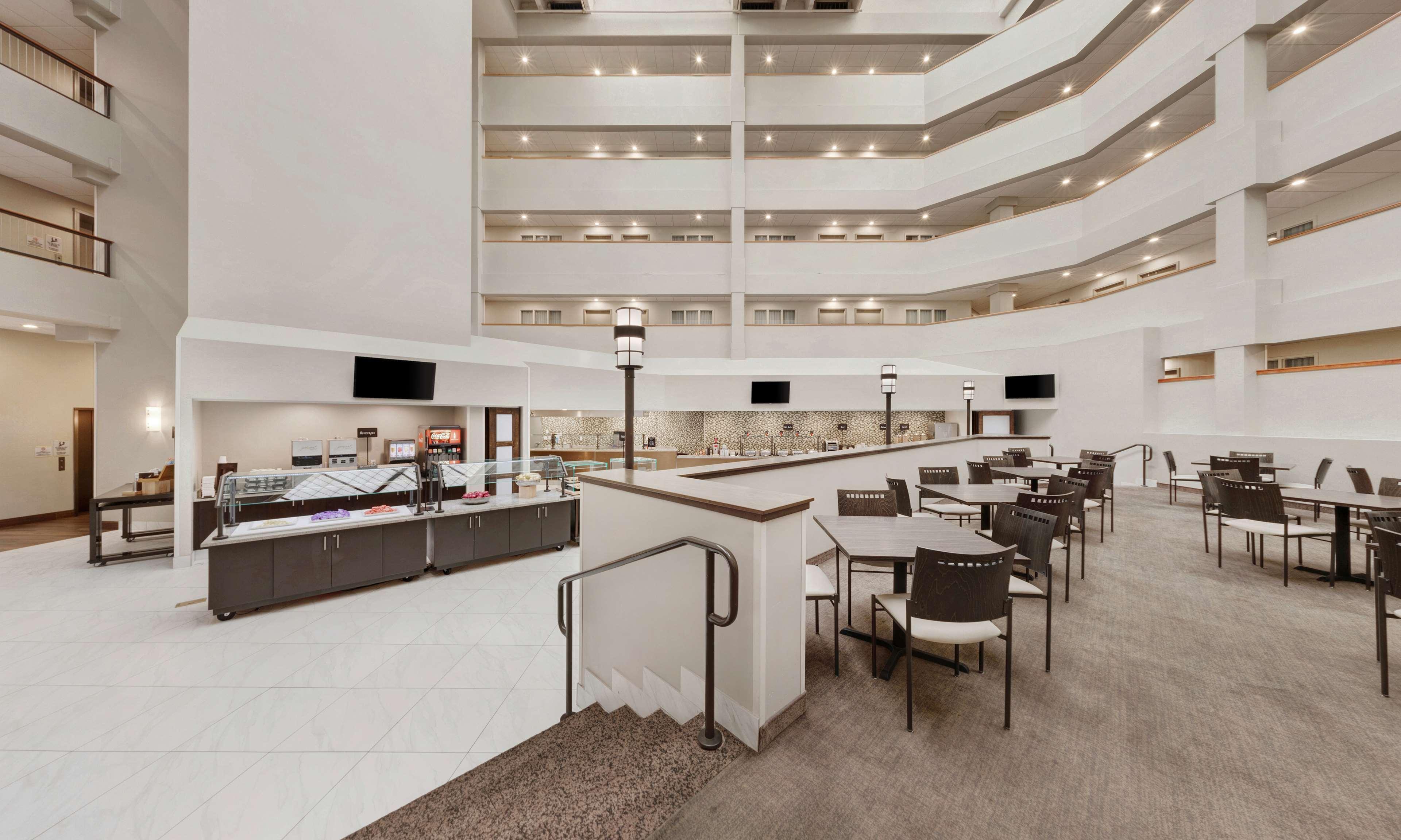 Embassy Suites By Hilton Milwaukee Брукфийлд Екстериор снимка