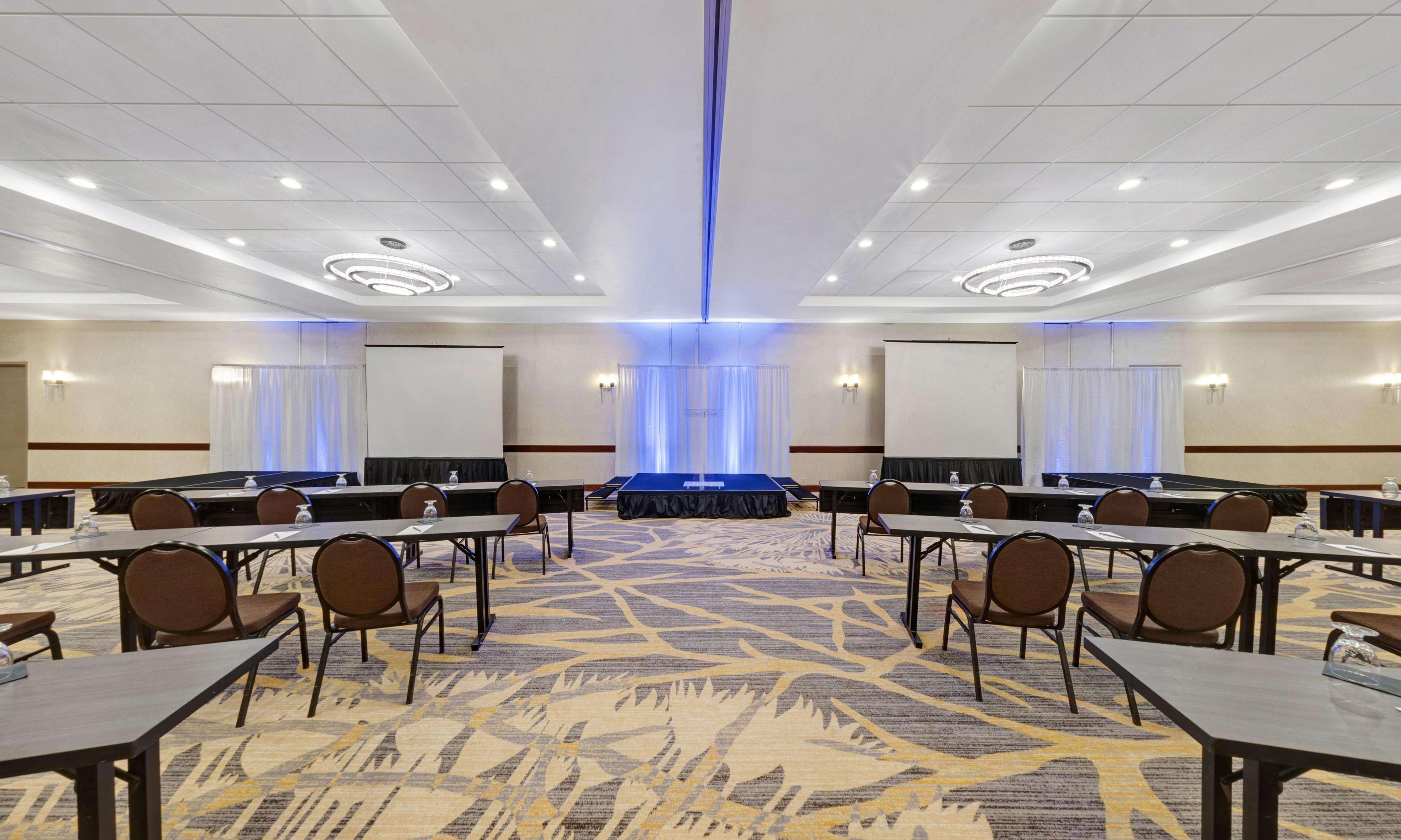 Embassy Suites By Hilton Milwaukee Брукфийлд Екстериор снимка