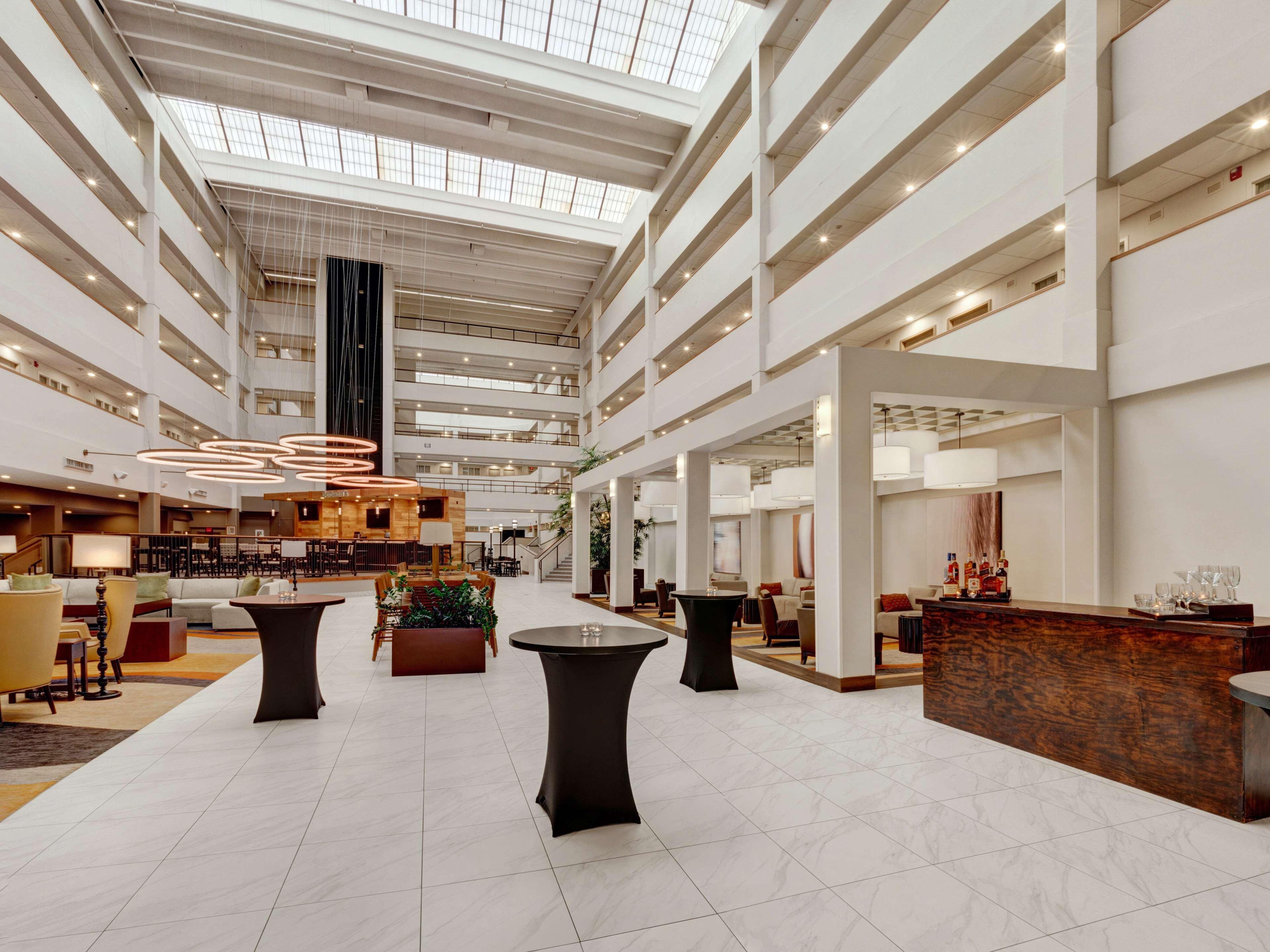Embassy Suites By Hilton Milwaukee Брукфийлд Екстериор снимка