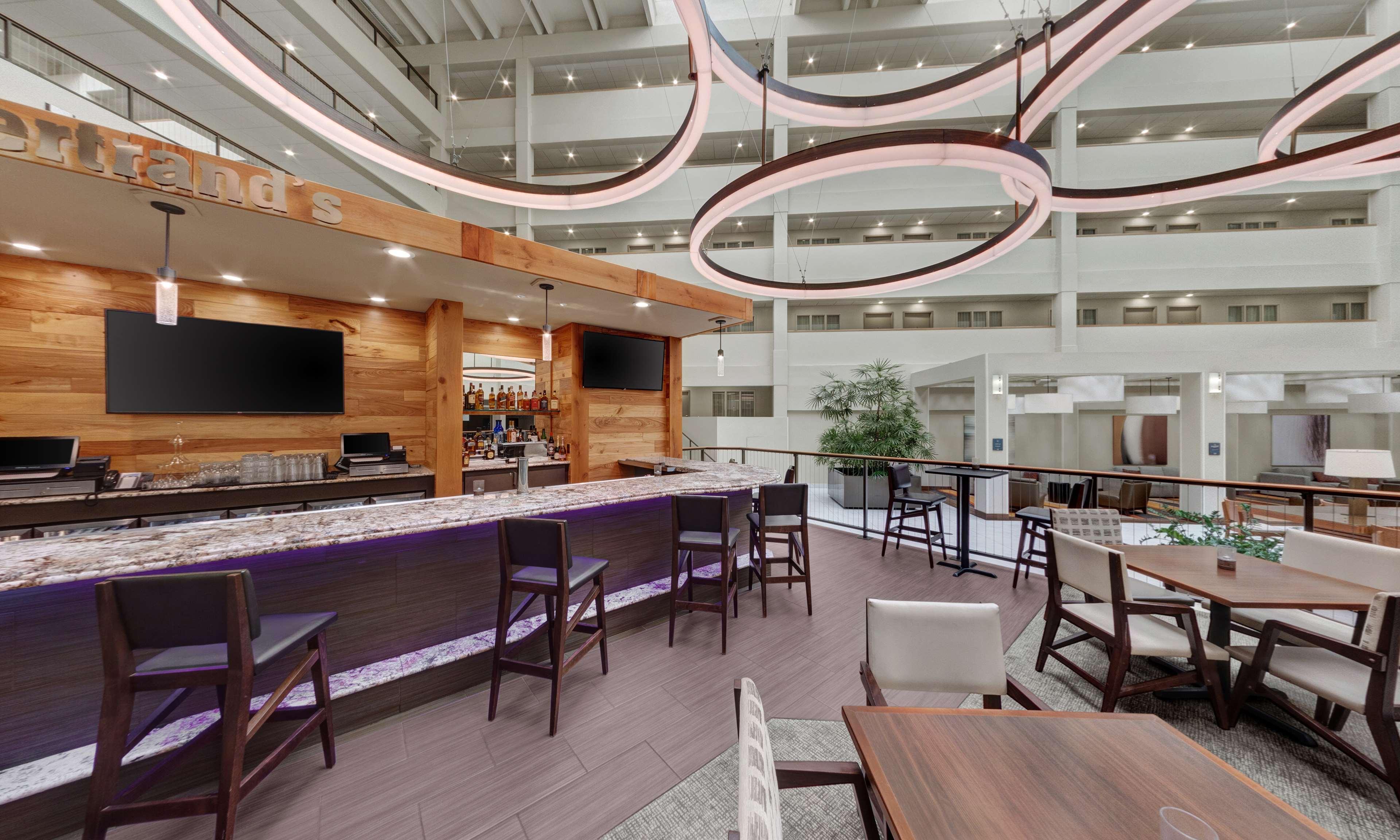 Embassy Suites By Hilton Milwaukee Брукфийлд Екстериор снимка