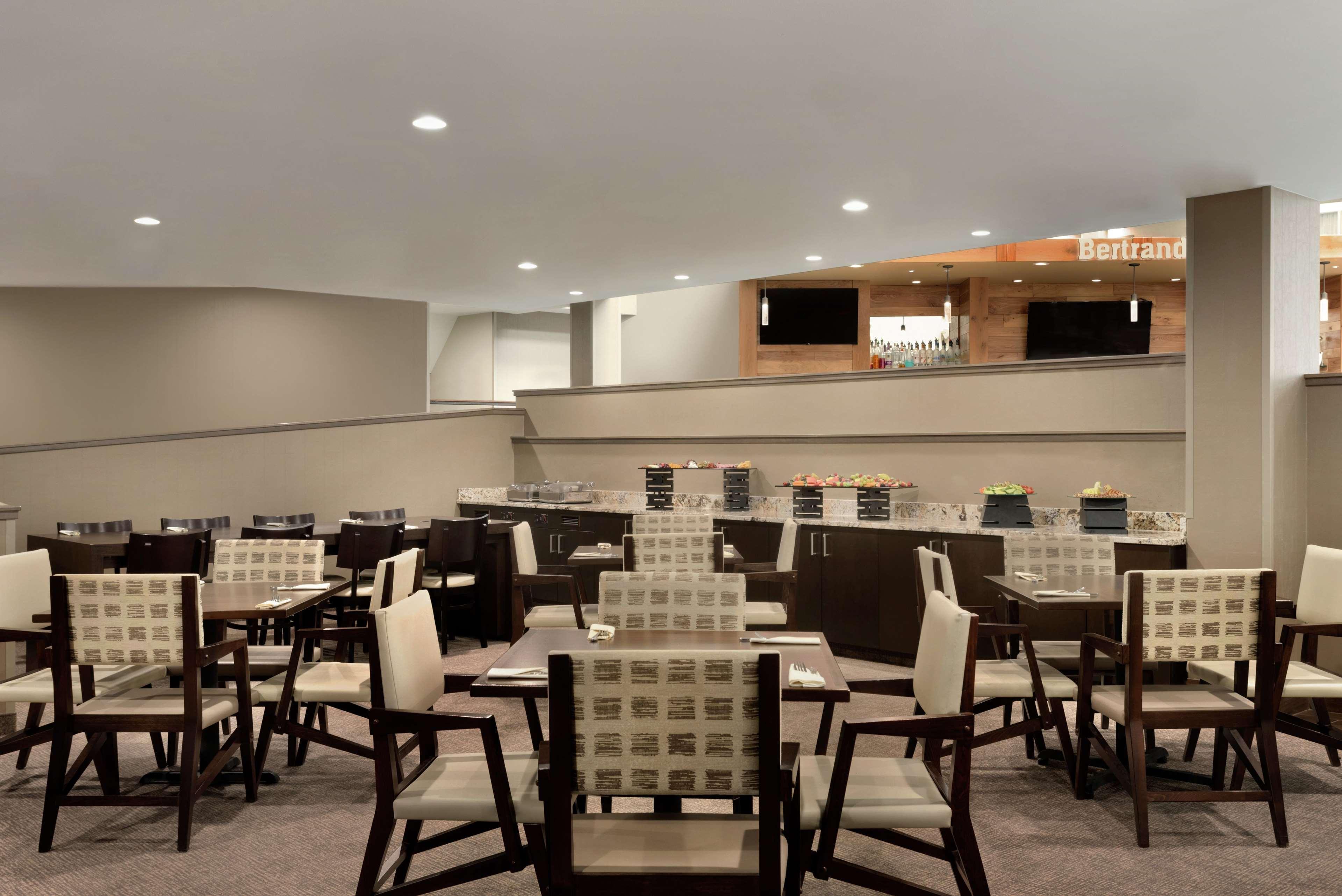 Embassy Suites By Hilton Milwaukee Брукфийлд Екстериор снимка