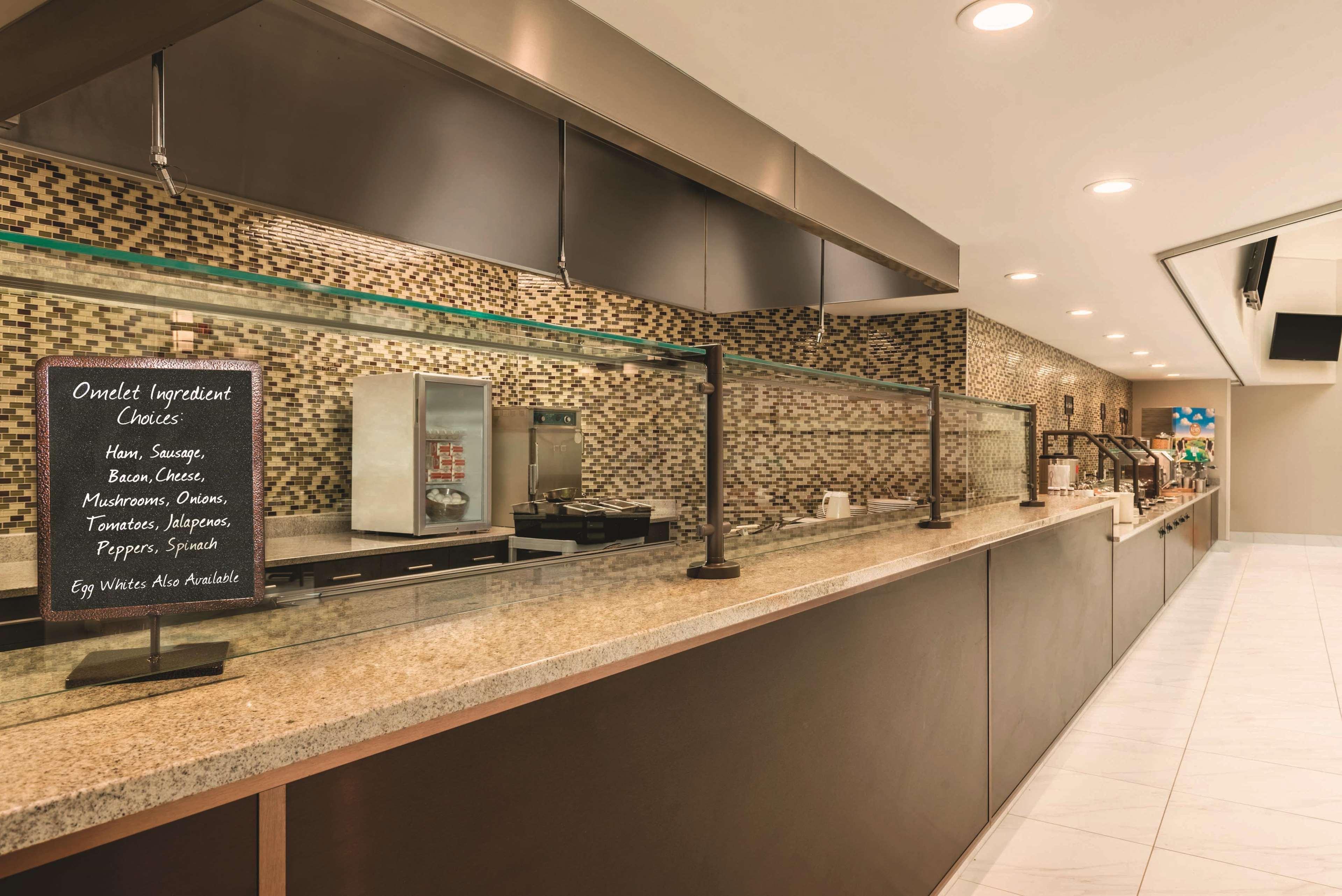 Embassy Suites By Hilton Milwaukee Брукфийлд Екстериор снимка