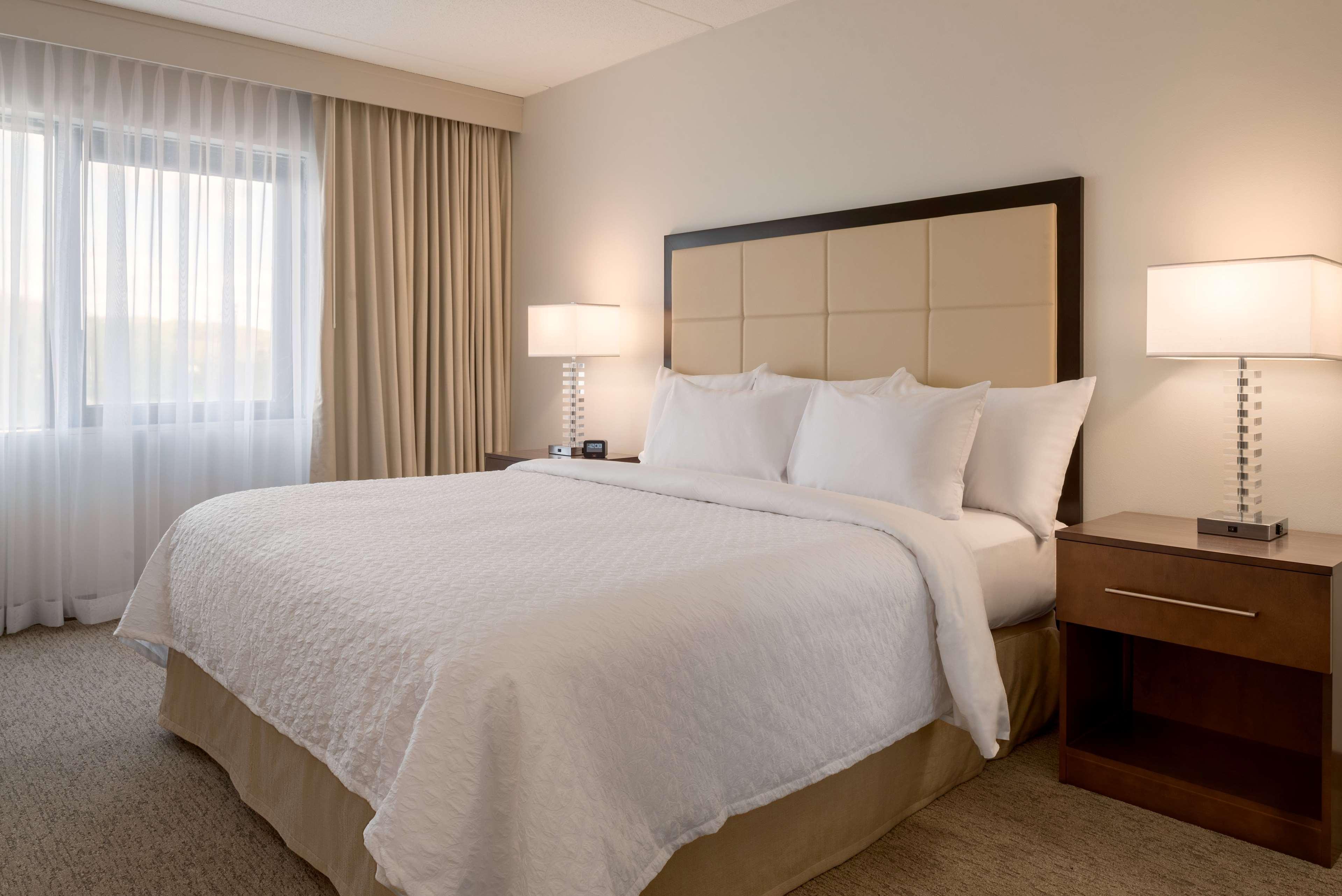 Embassy Suites By Hilton Milwaukee Брукфийлд Екстериор снимка