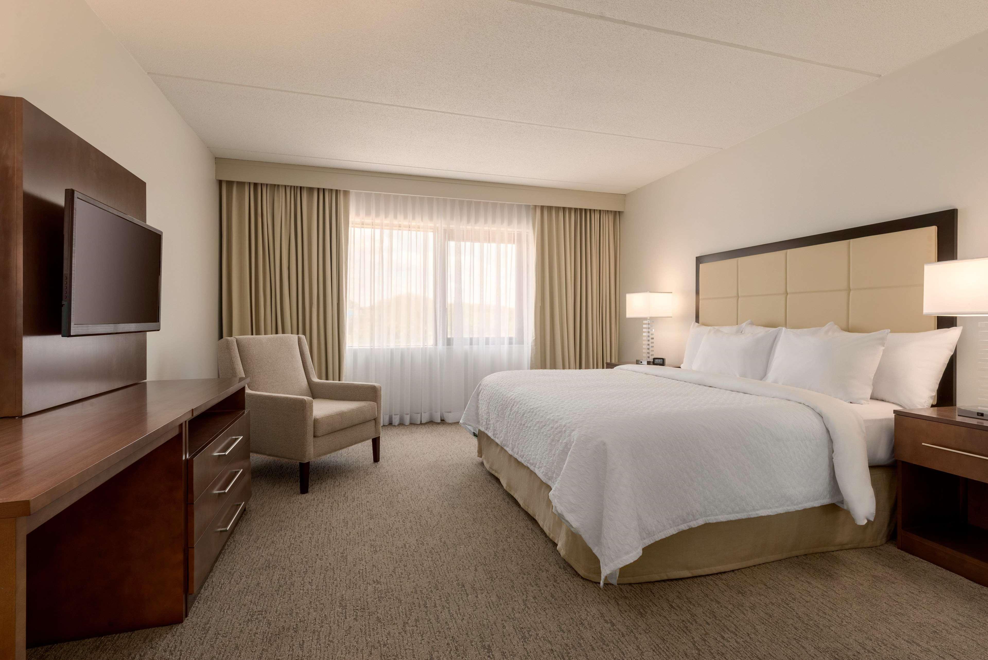 Embassy Suites By Hilton Milwaukee Брукфийлд Екстериор снимка