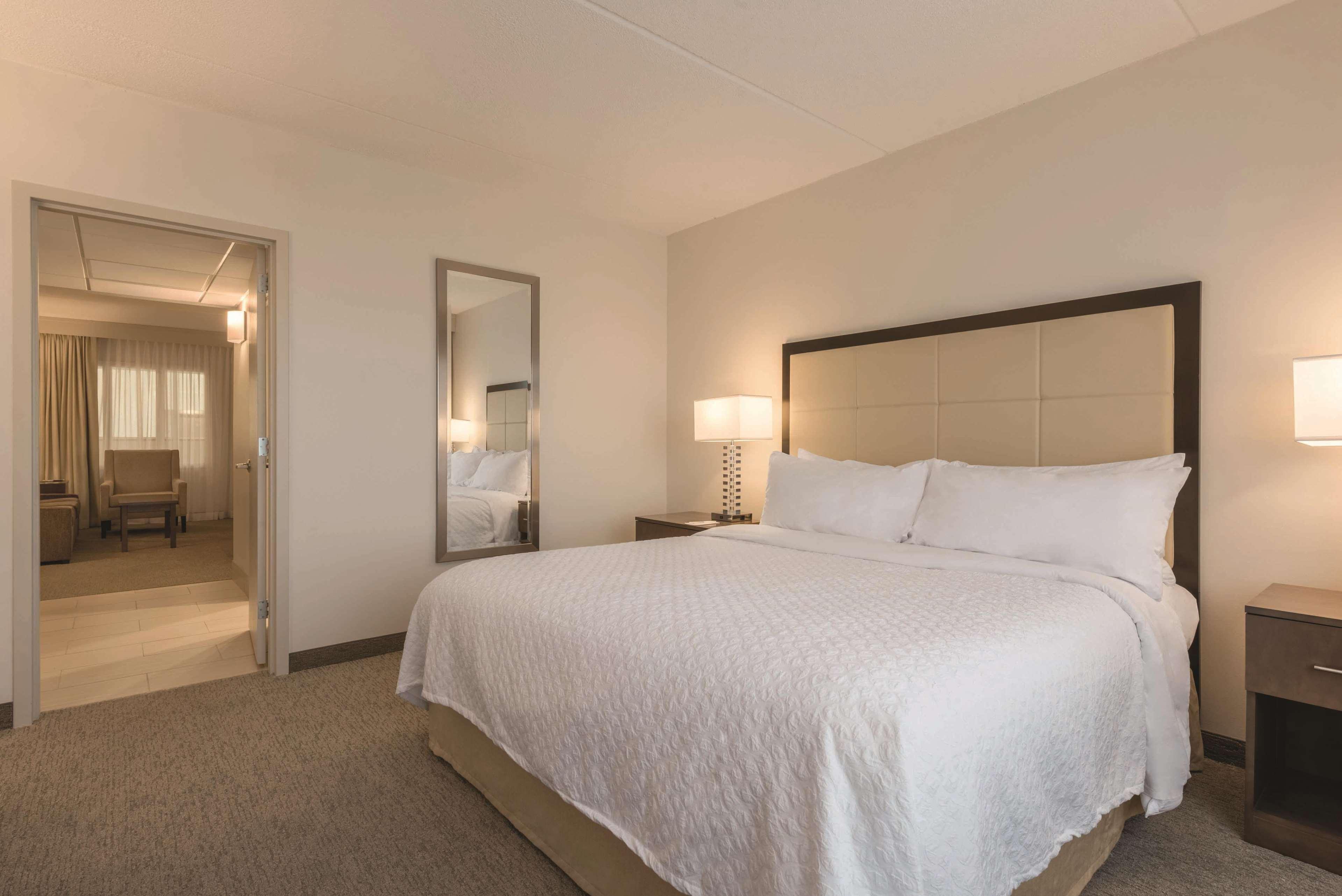 Embassy Suites By Hilton Milwaukee Брукфийлд Екстериор снимка