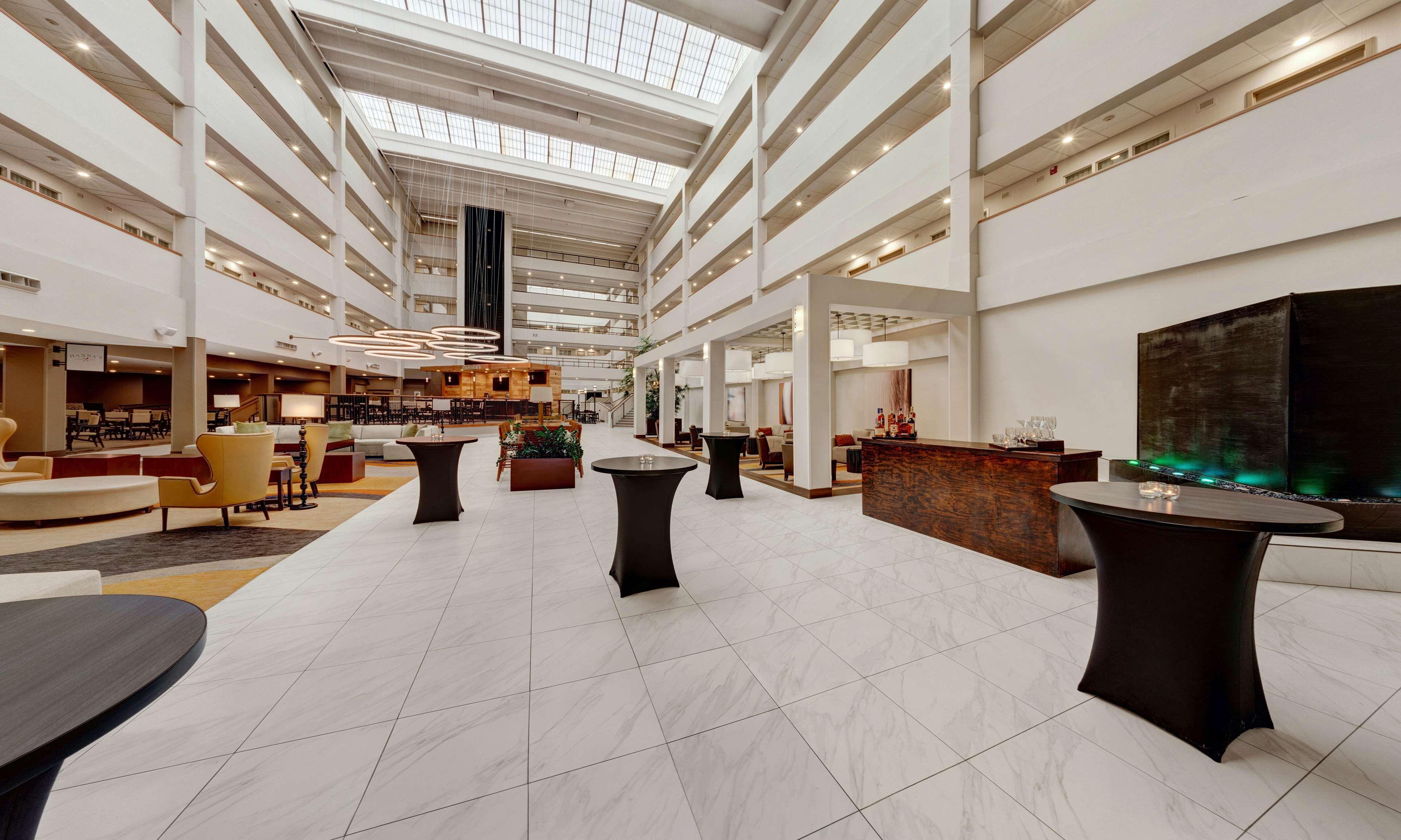 Embassy Suites By Hilton Milwaukee Брукфийлд Екстериор снимка