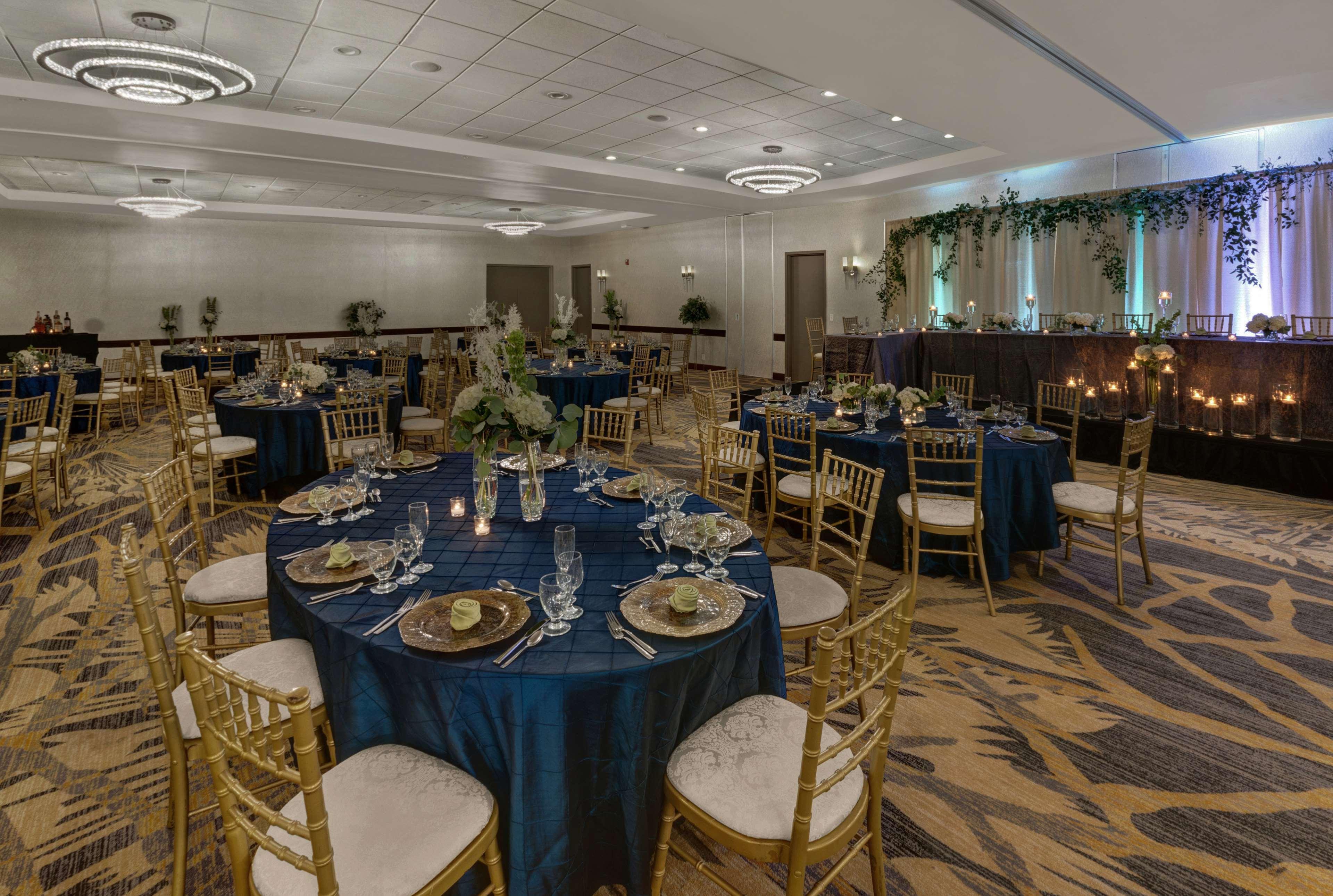 Embassy Suites By Hilton Milwaukee Брукфийлд Екстериор снимка