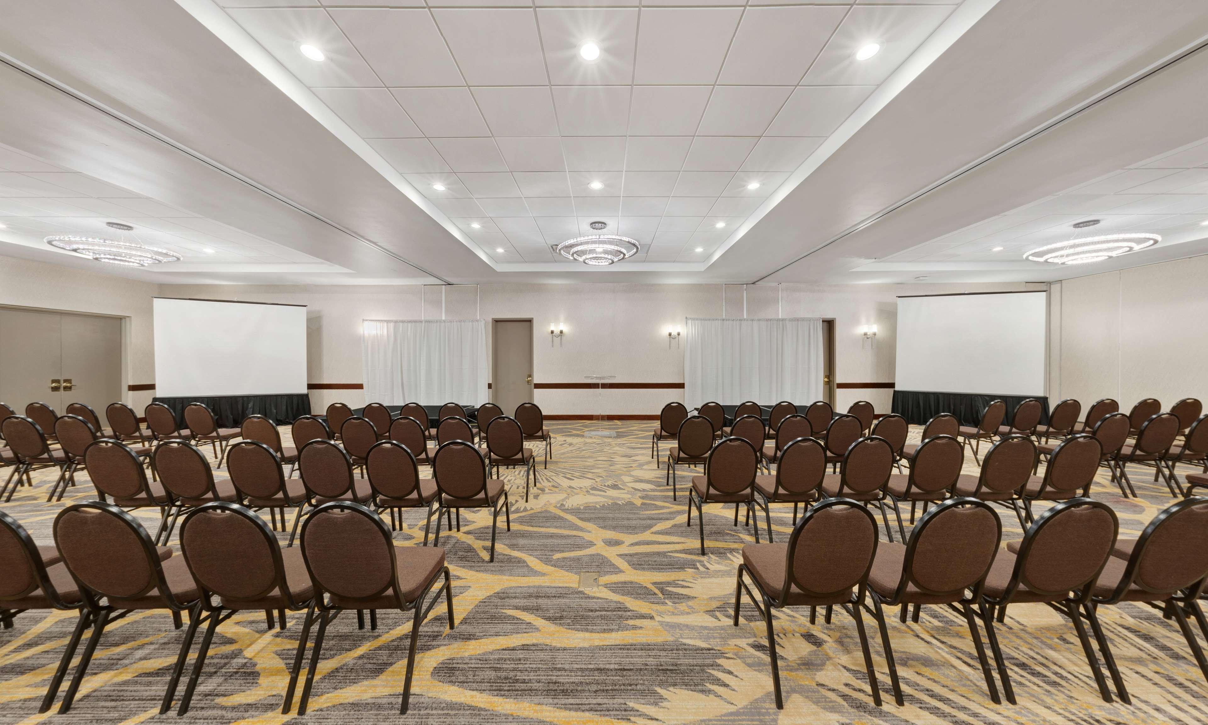 Embassy Suites By Hilton Milwaukee Брукфийлд Екстериор снимка