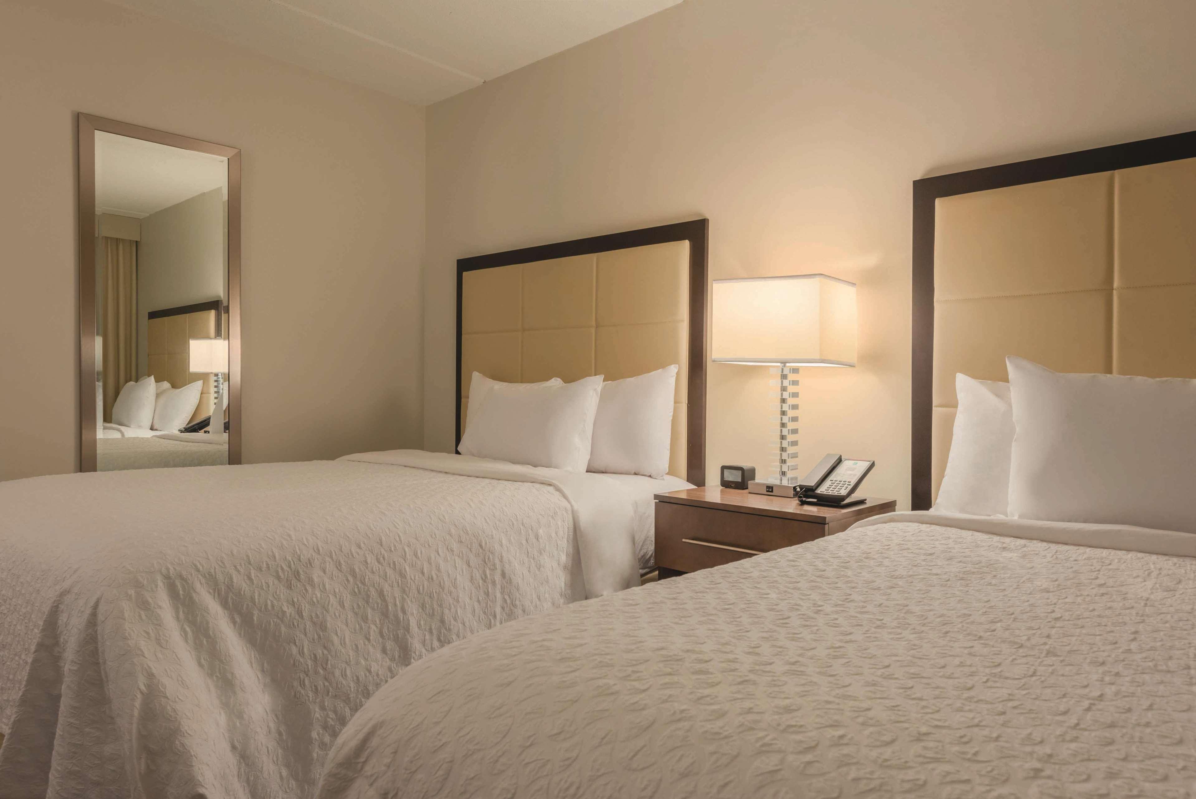 Embassy Suites By Hilton Milwaukee Брукфийлд Екстериор снимка