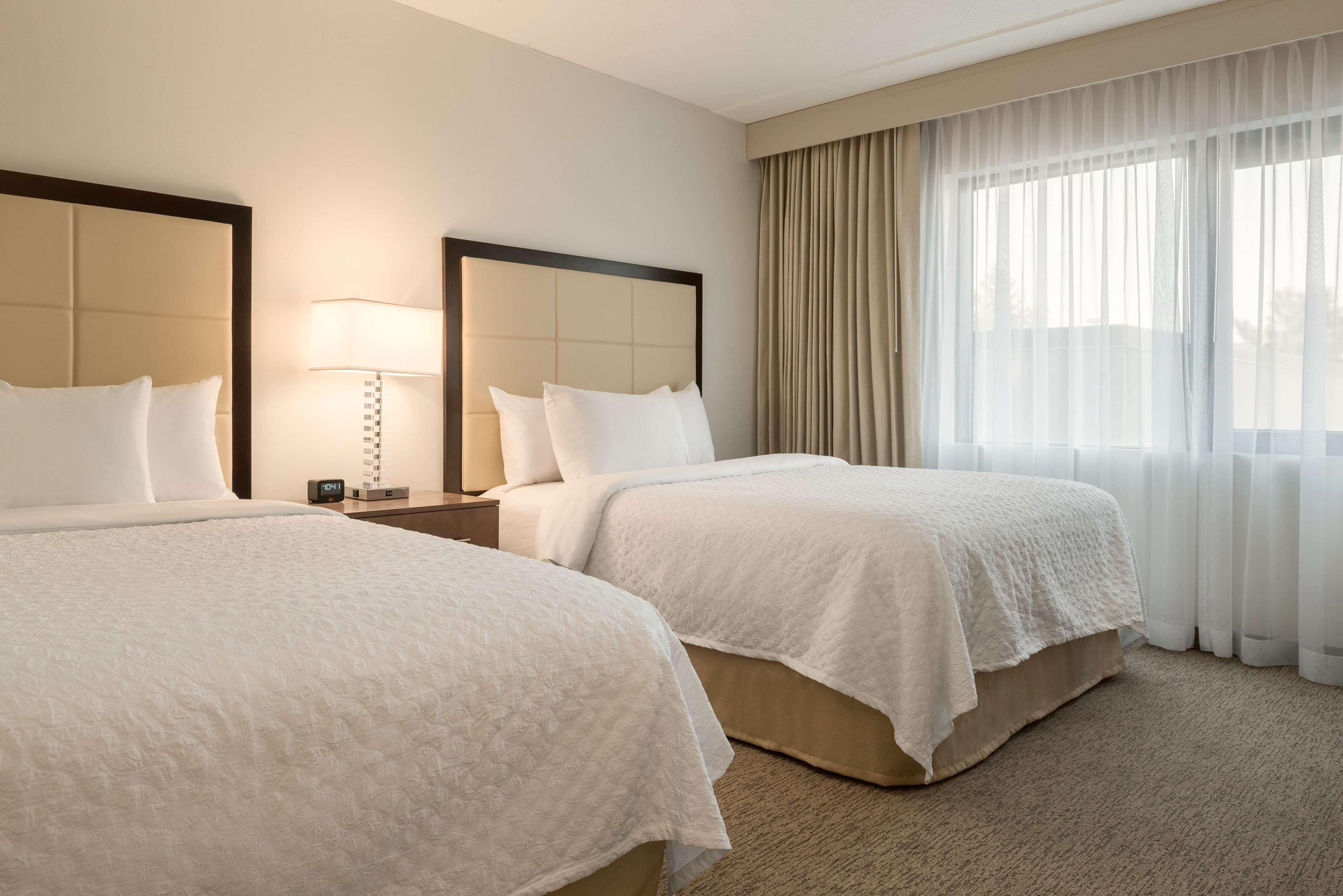 Embassy Suites By Hilton Milwaukee Брукфийлд Екстериор снимка