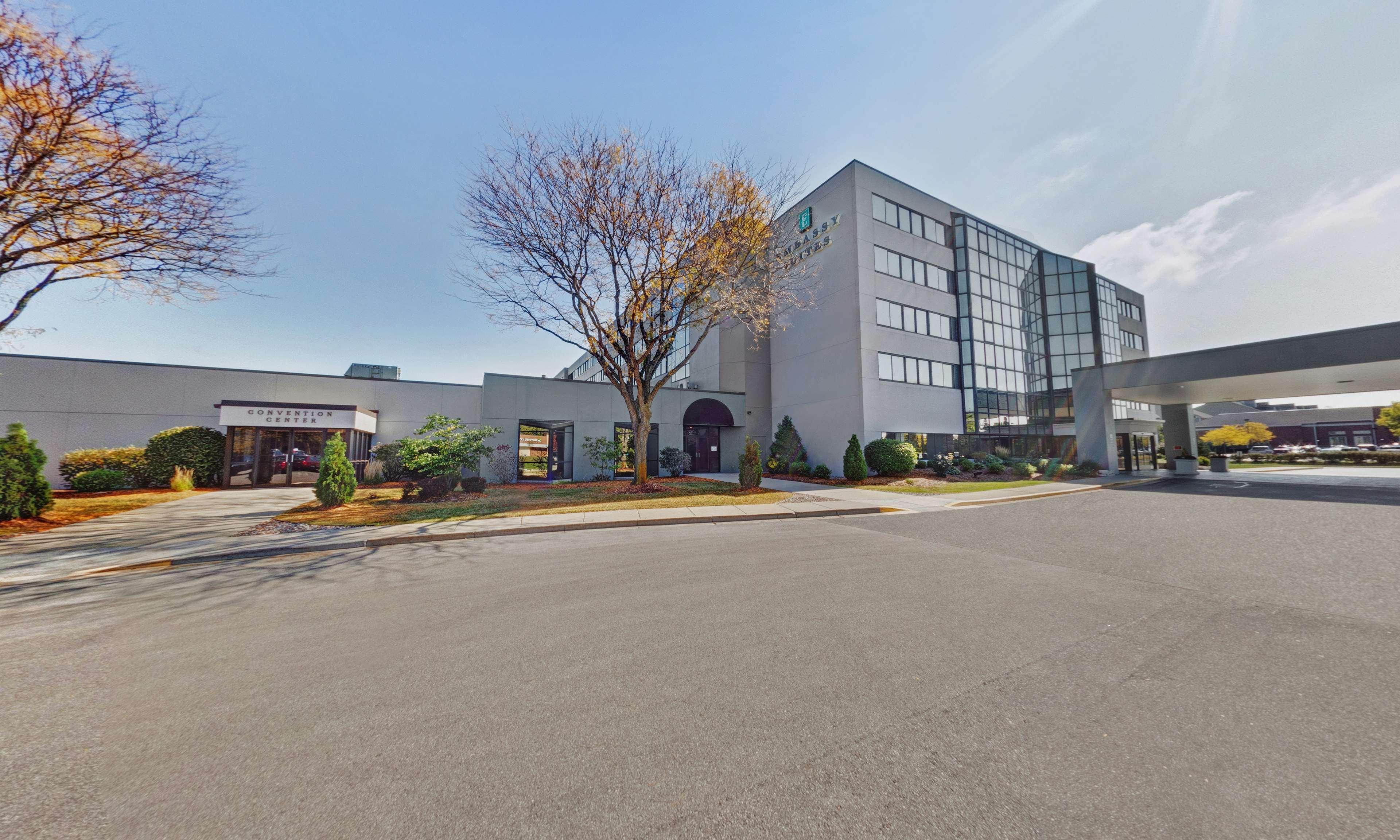 Embassy Suites By Hilton Milwaukee Брукфийлд Екстериор снимка