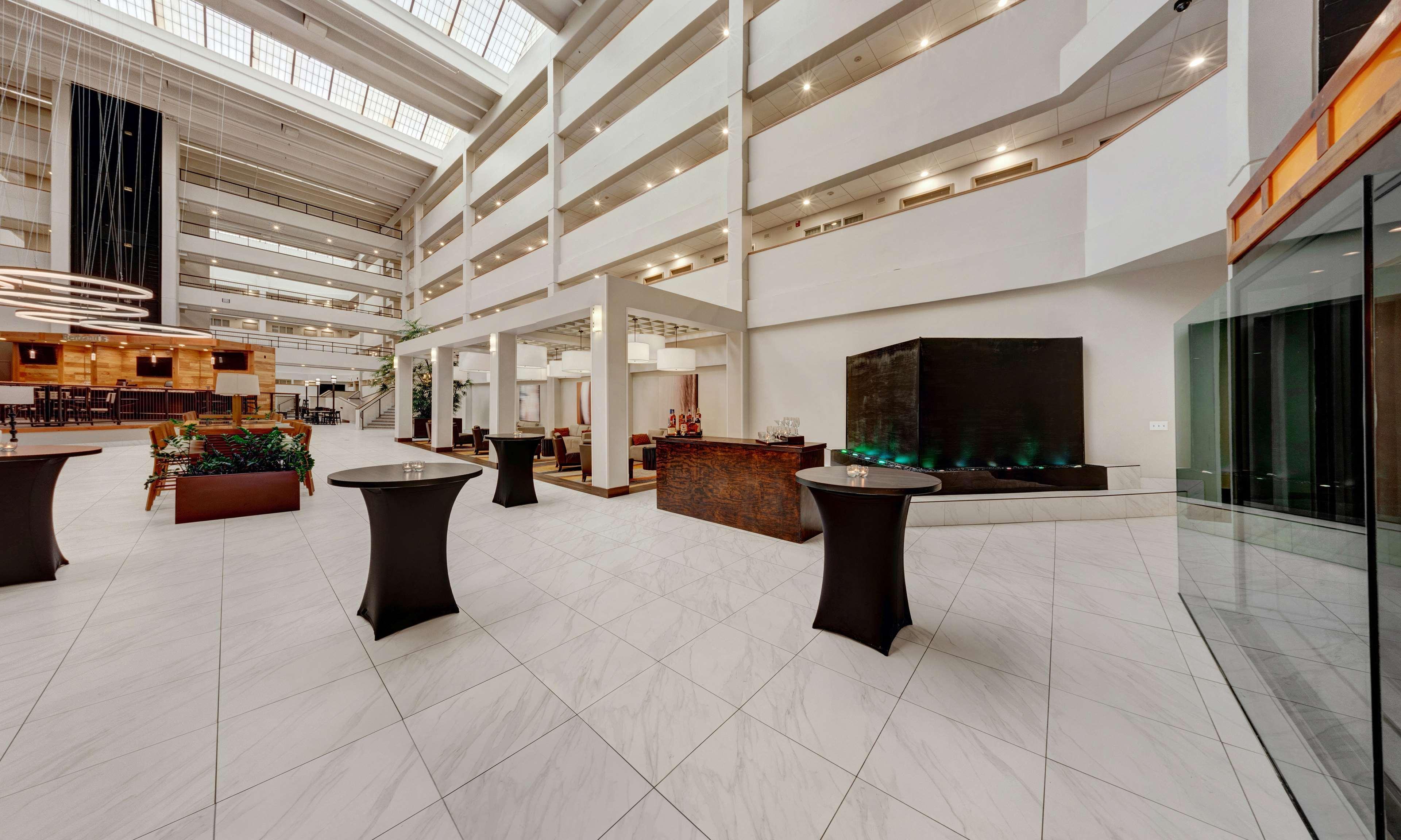 Embassy Suites By Hilton Milwaukee Брукфийлд Екстериор снимка