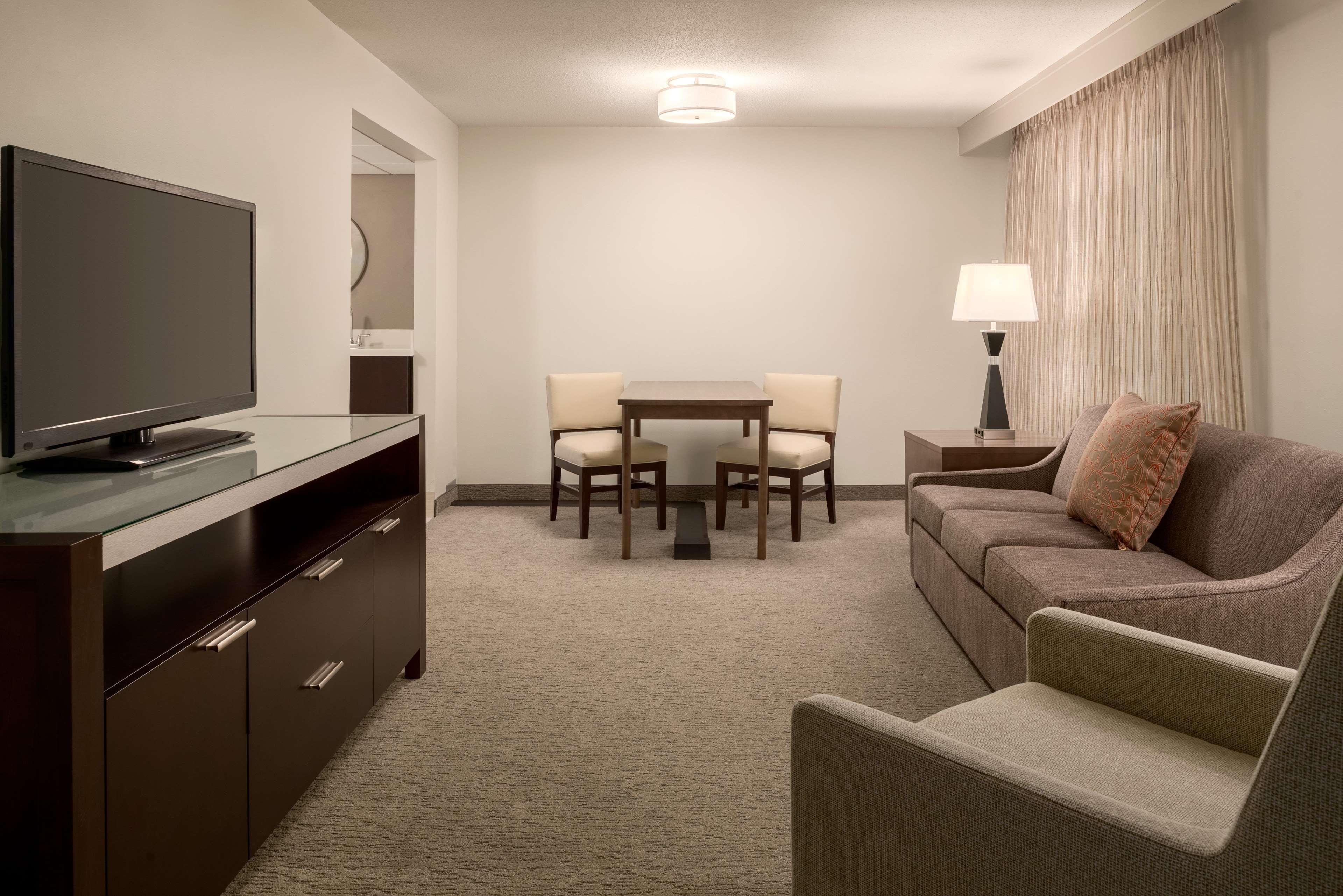 Embassy Suites By Hilton Milwaukee Брукфийлд Екстериор снимка