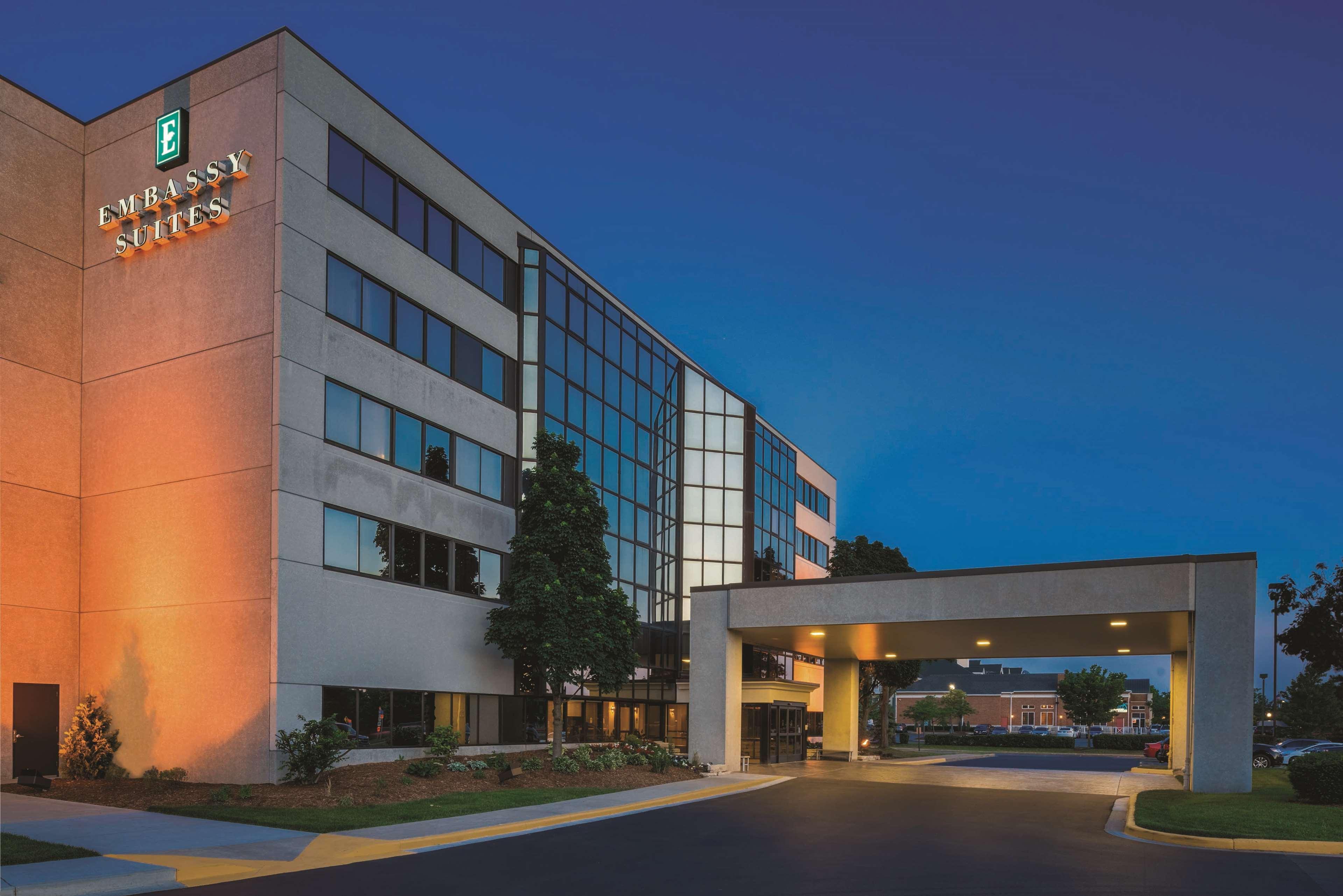 Embassy Suites By Hilton Milwaukee Брукфийлд Екстериор снимка