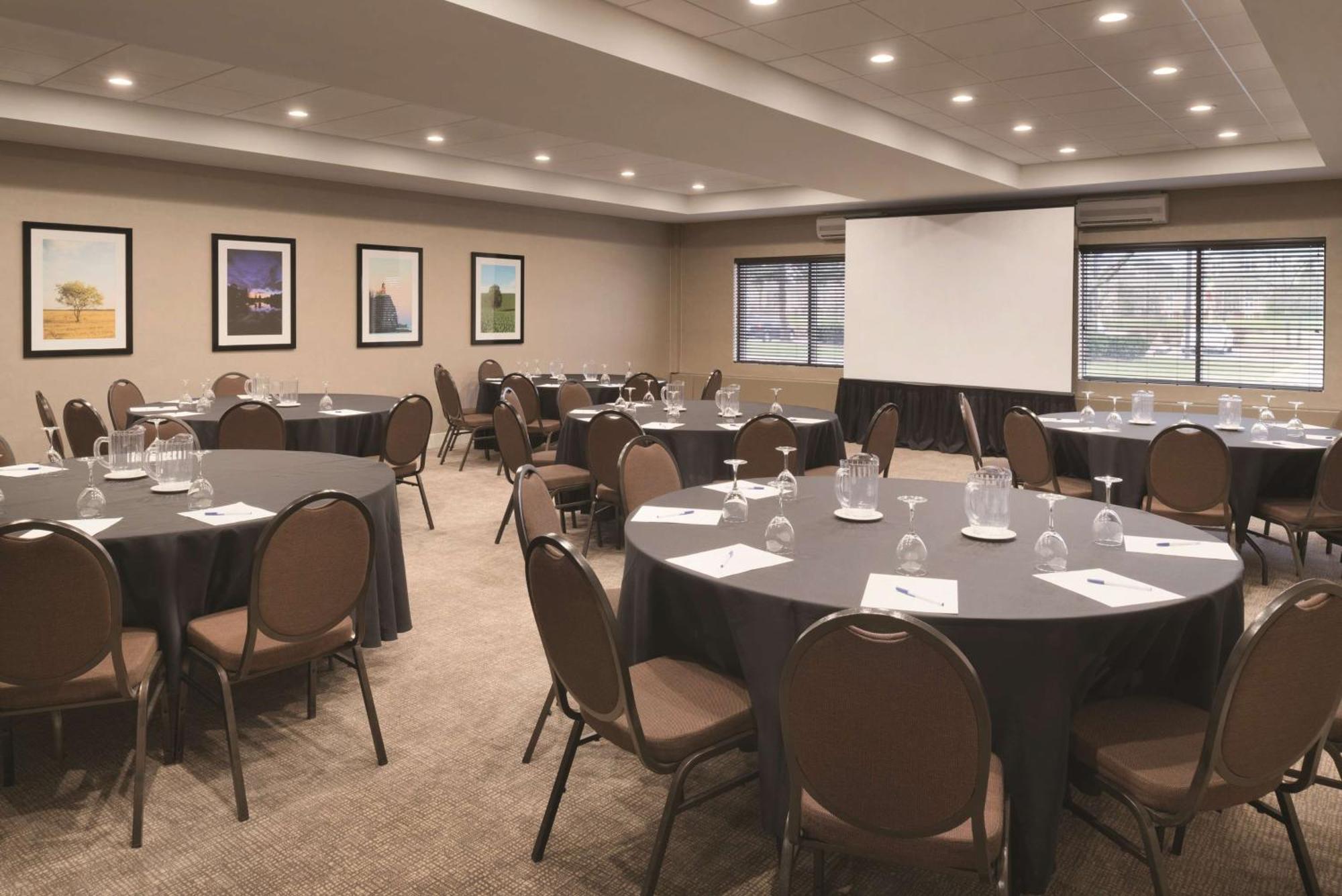 Embassy Suites By Hilton Milwaukee Брукфийлд Екстериор снимка