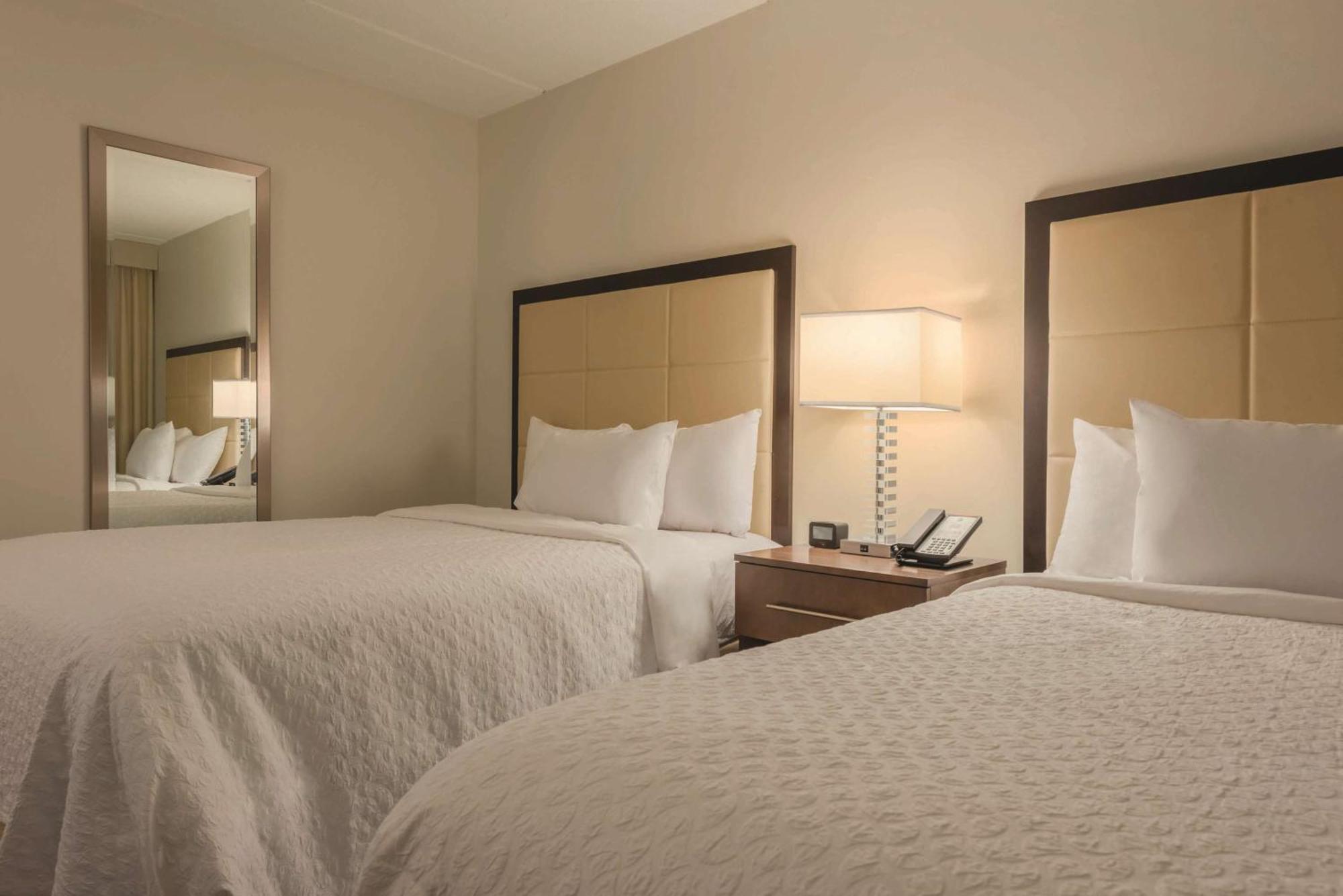 Embassy Suites By Hilton Milwaukee Брукфийлд Екстериор снимка